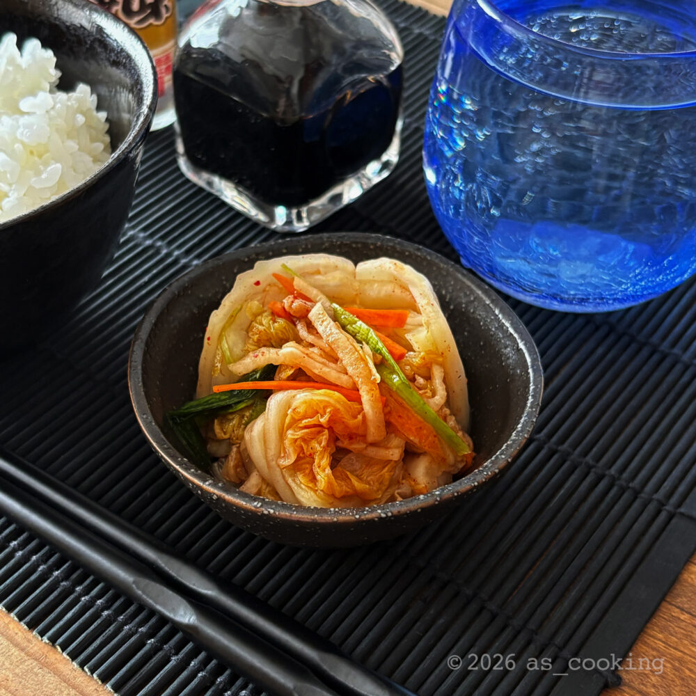白菜の葉の間に特製ヤンニョムを挟み、しっかり漬け込んで切り分けた本格白菜キムチ
