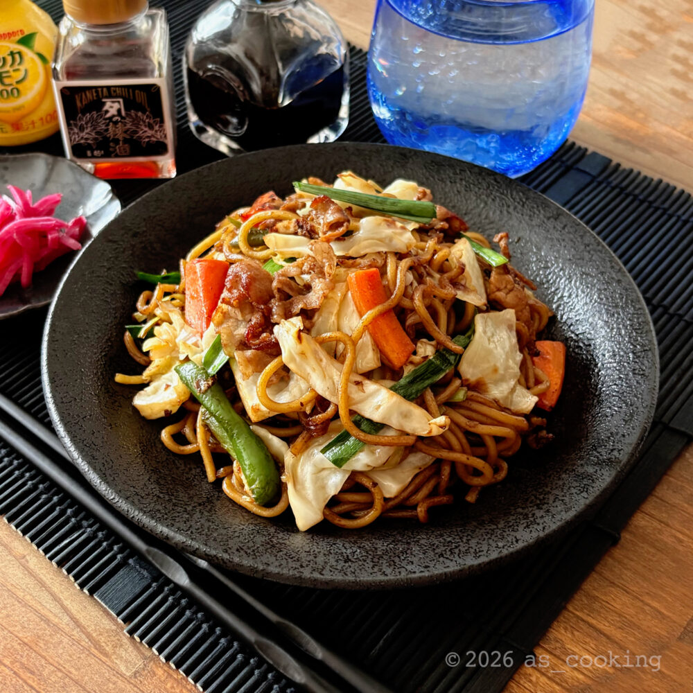 香ばしく炒めた豚肉やピーマン、ニラなどの野菜がたっぷり入ったソース焼きそば