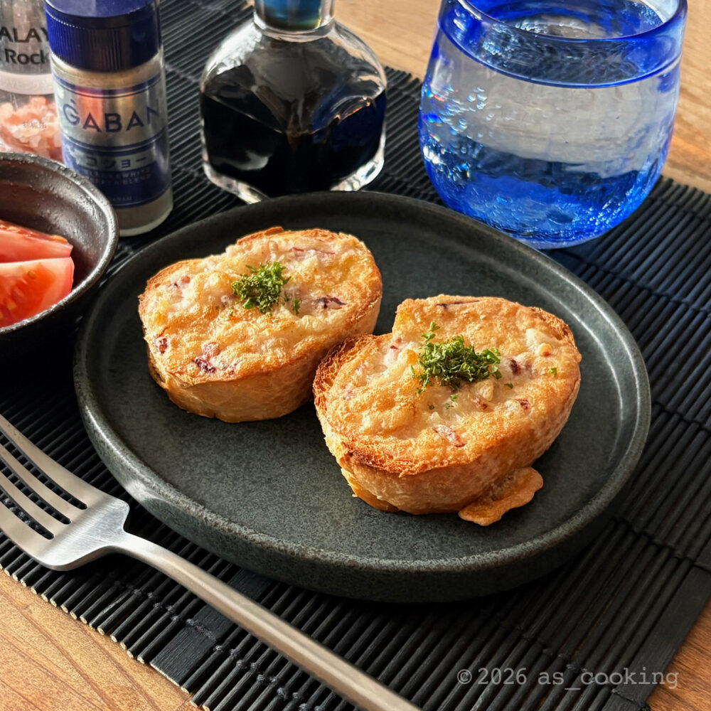 お皿に香ばしく焼けたバゲットや食パンのイカトーストが盛られパセリが振られた完成写真