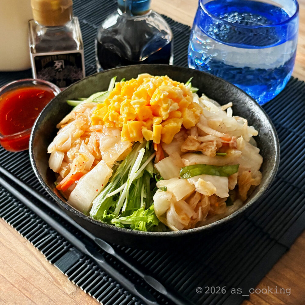 器にきれいに盛り付けられた自家製キムチと野菜たっぷりのキムチ冷やし中華