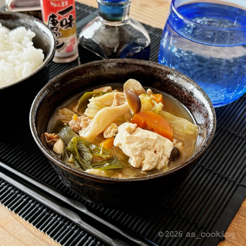 器にきれいに盛り付けられた具たくさんのキムチ鍋