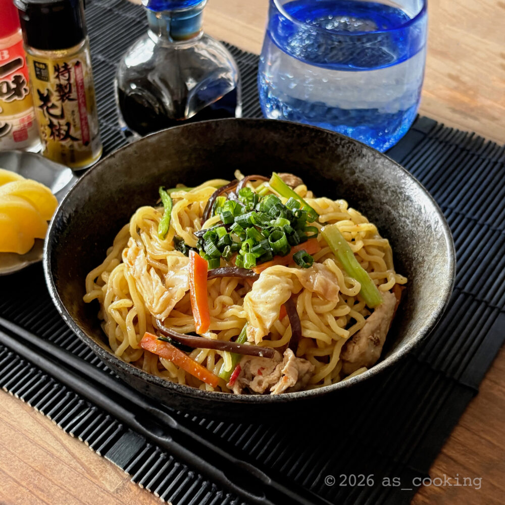 茹でた中華麺にレンジで加熱した麻辣具材と刻みネギをのせた麻辣まぜそば