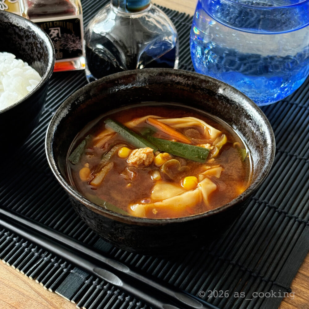 器にきれいに盛り付けられた具だくさんの味噌ワンタンスープ