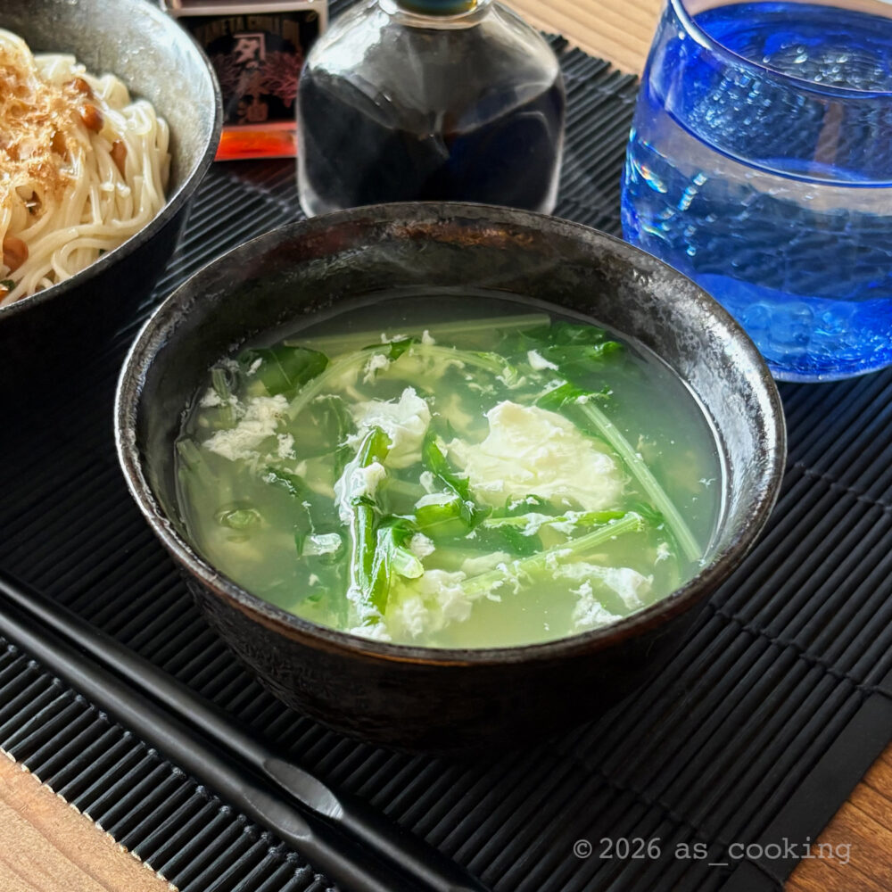 器に盛り付けた、シャキシャキの水菜とふんわりとした卵白の鶏ガラ中華スープ