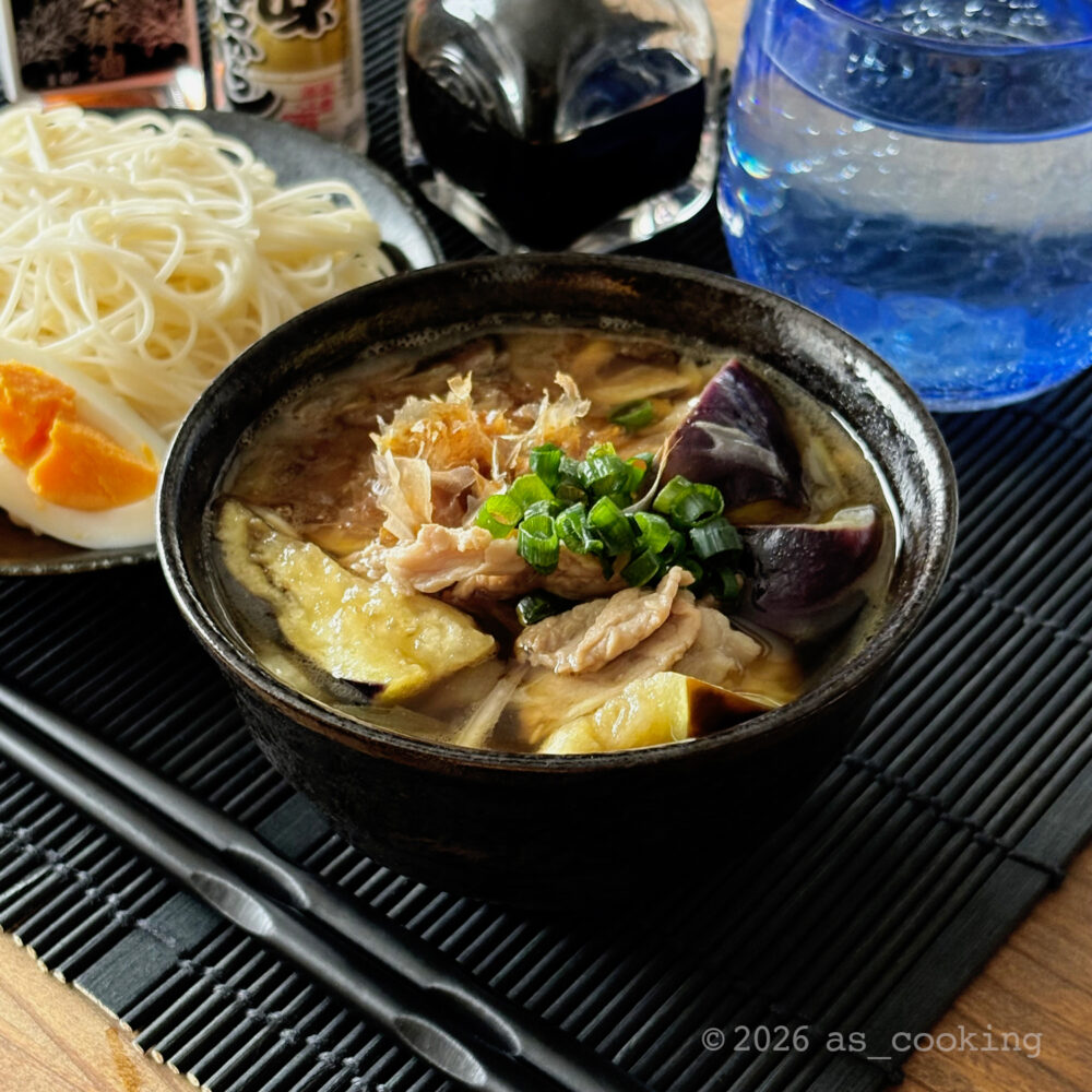 器に綺麗に盛られた完成したなすとみょうがの豚バラつけそうめん