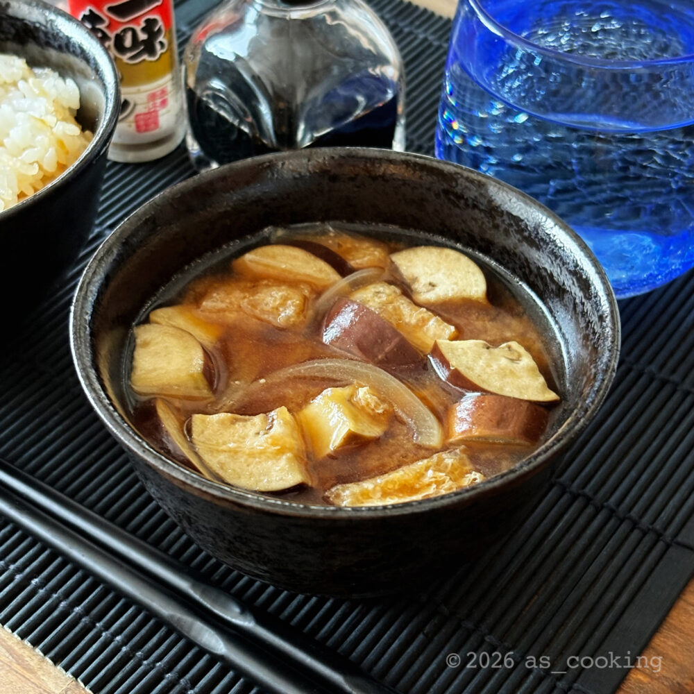 たっぷりのナス、ジャガイモ、玉ねぎ、油揚げを盛り付けた具だくさんななす汁