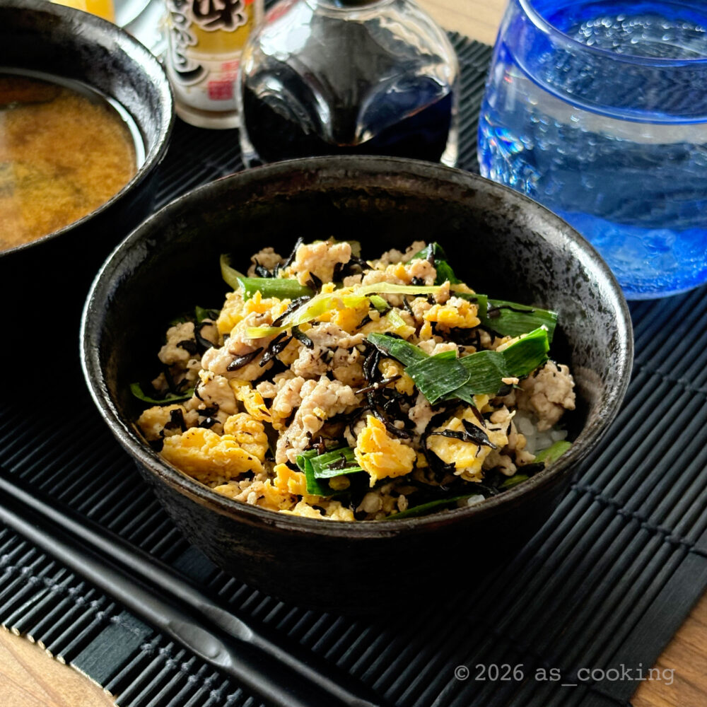 どんぶりご飯に盛り付けられた彩り豊かなニラひき肉丼の具