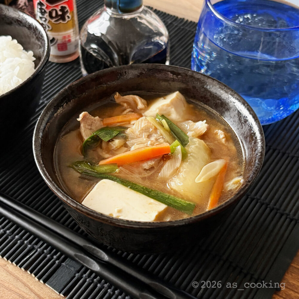 豚肉、豆腐、ニラ、白菜などたっぷりの具材が入った温かいピリ辛スープ