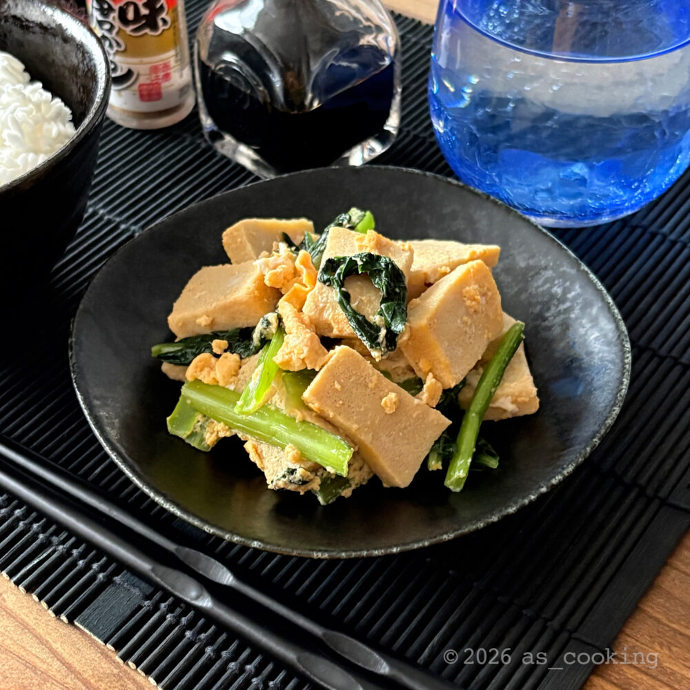 出汁を吸った凍豆腐と小松菜をふんわり溶き卵でとじた凍豆腐の卵とじ