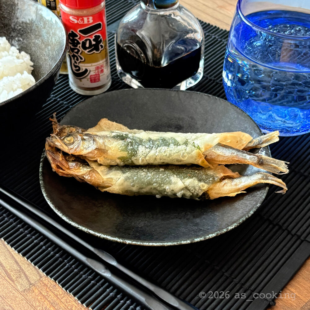 お皿に香ばしく揚がったししゃものパリパリ揚げが盛り付けられた完成写真