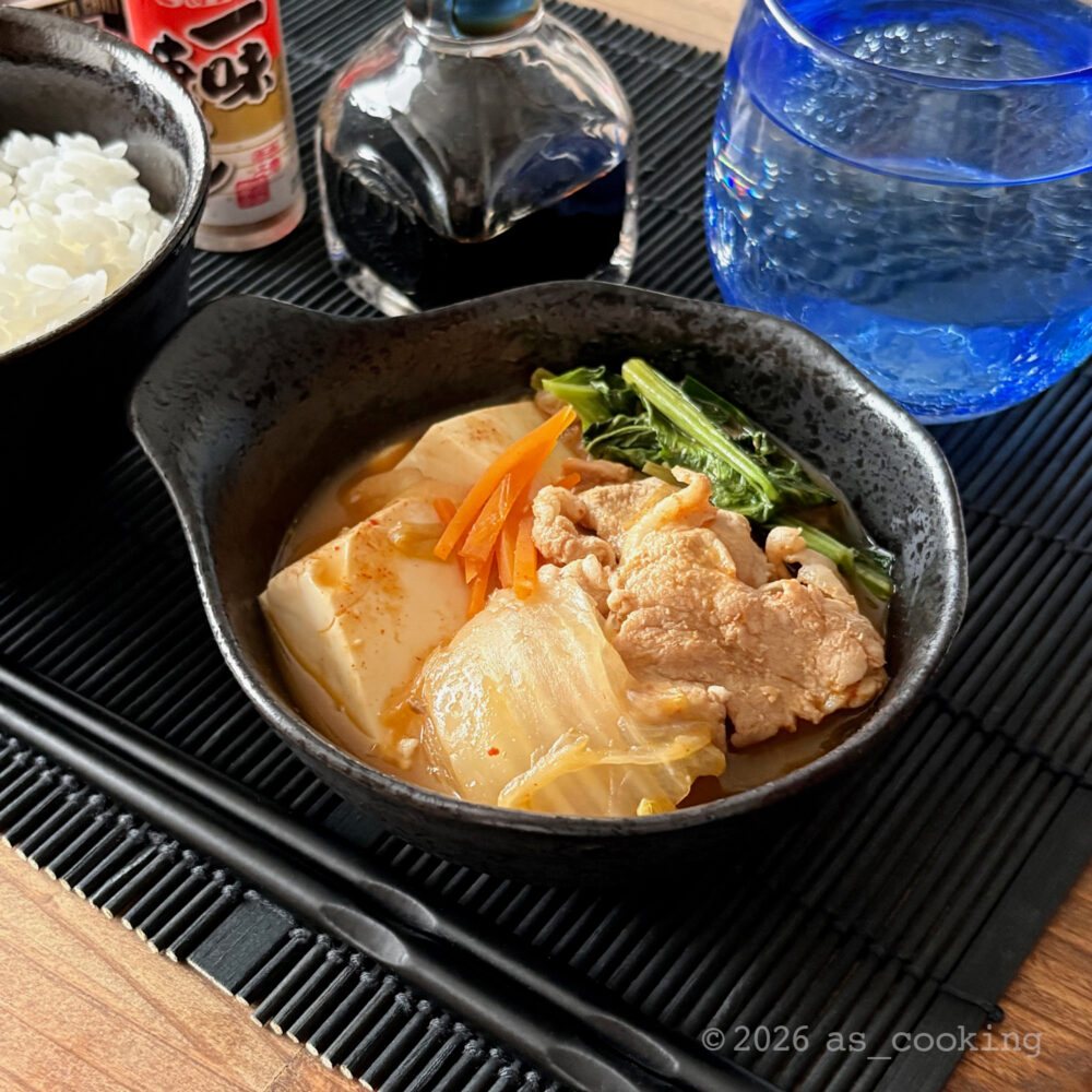 器にきれいに盛り付けられた熱々の豚肉と豆腐のキムチ鍋