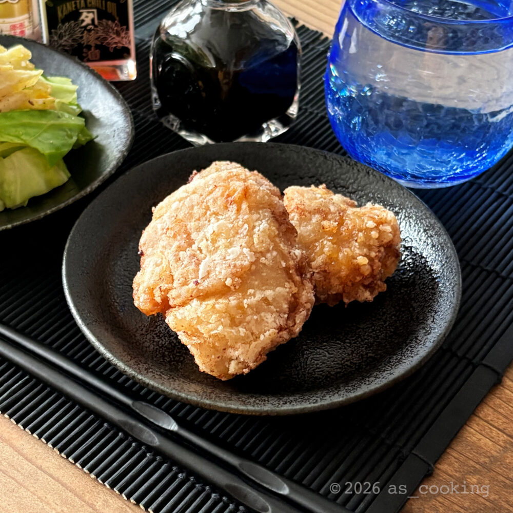 キムチの素やマヨネーズで下味をつけ、片栗粉をまぶしてこんがり揚げた鶏ももキムチ揚げ