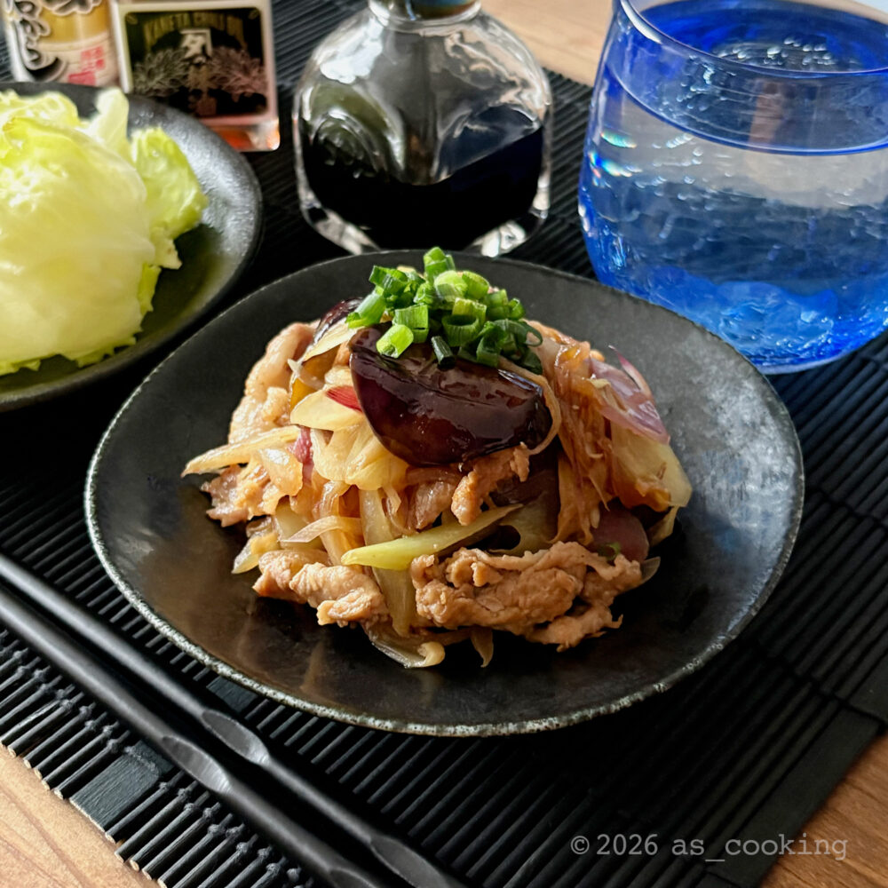 豚肉、ナス、玉ねぎ、斜め切りにしたミョウガを味噌ダレで炒め、刻みネギをのせた炒め物