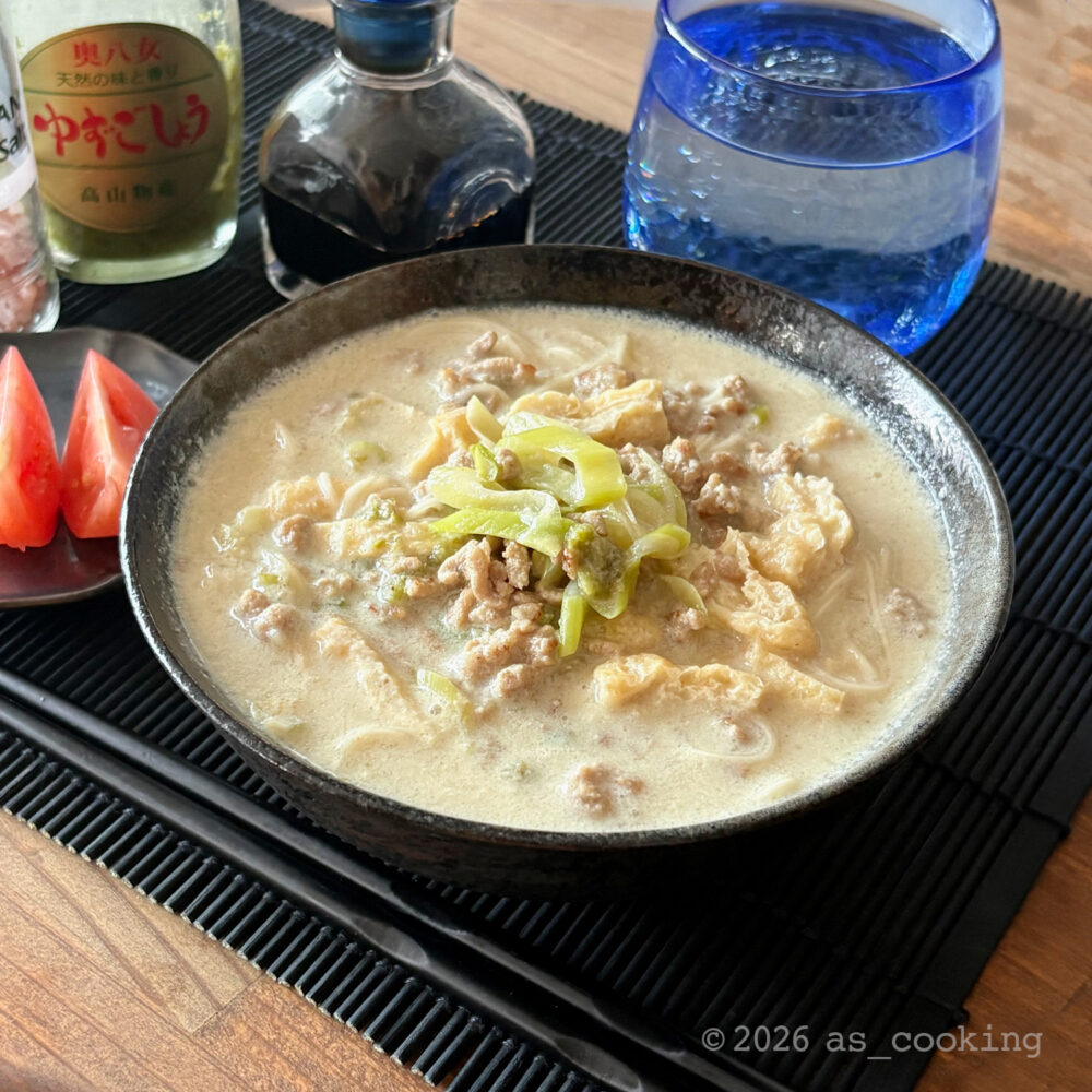 豚ひき肉、油揚げ、青ネギがたっぷり入った温かい豆乳にゅうめん