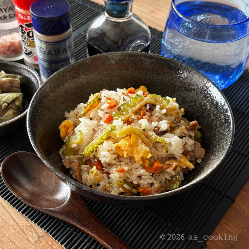 豚肉、ニンジン、干し椎茸、ゴーヤ、炒り卵をご飯に混ぜ合わせた和風のゴーヤチャーハン