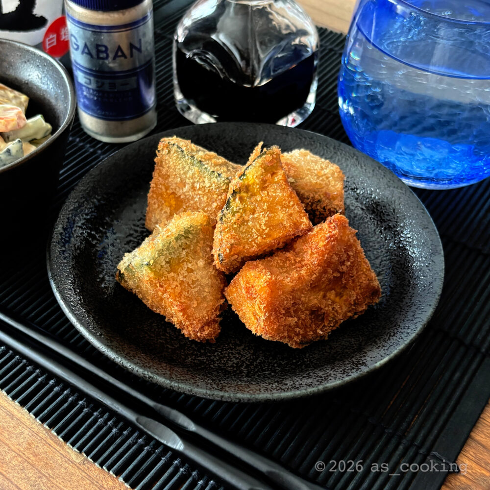お皿にきれいに盛り付けられたこんがり揚がった衣がサクサクのかぼちゃフライ