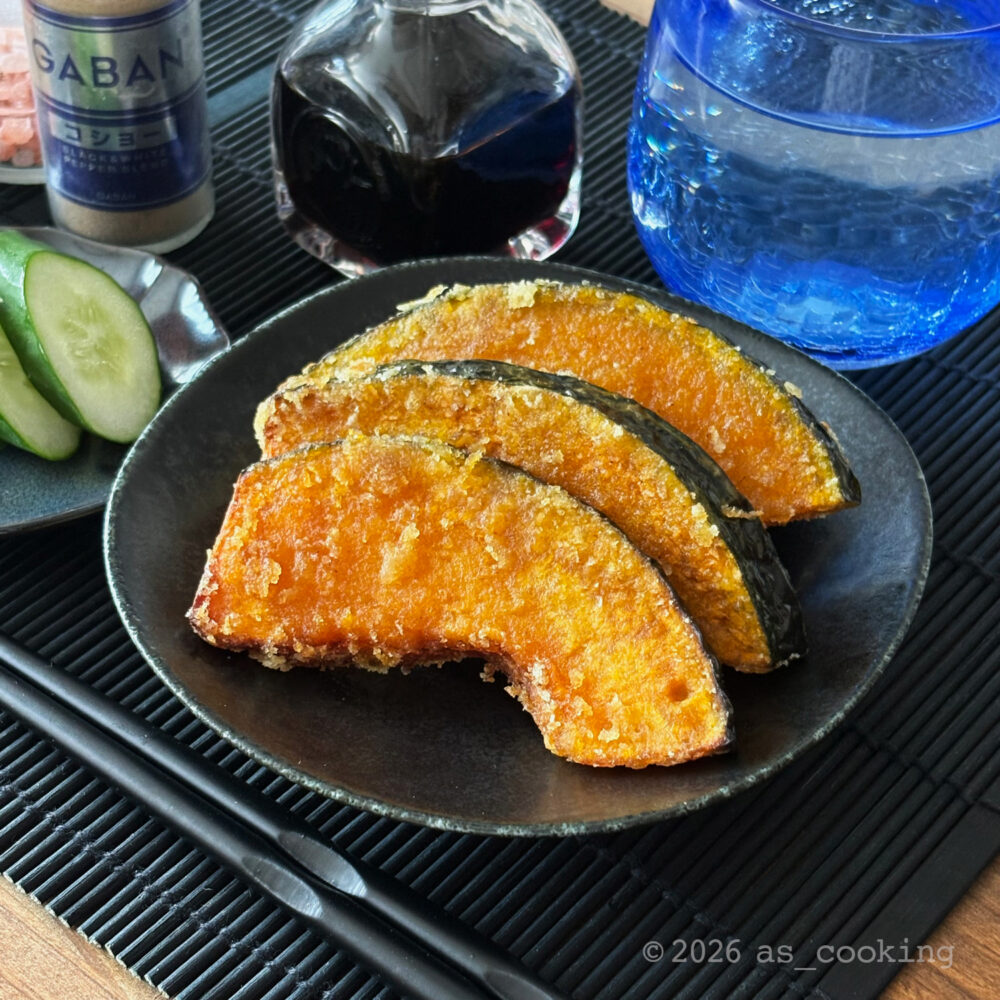 お皿にきれいに盛り付けられたカラッと揚がったかぼちゃのから揚げ