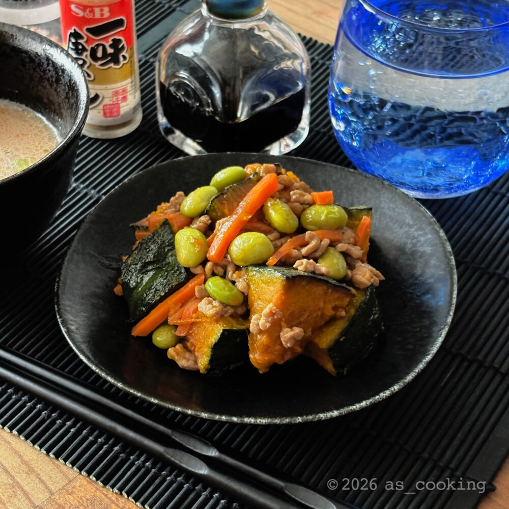 器にきれいに盛り付けられた枝豆とニンジンの彩りが鮮やかなカボチャのそぼろあん掛け
