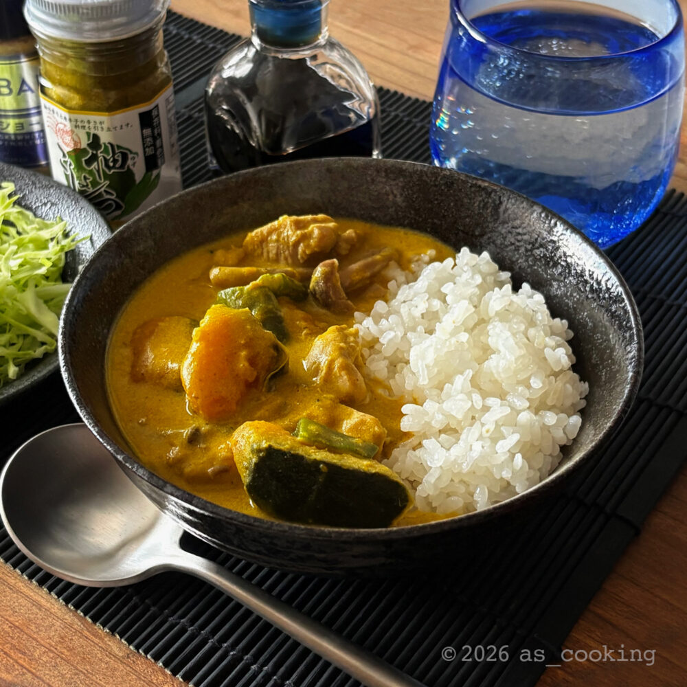 器にご飯と一緒にきれいに盛り付けられた具だくさんなかぼちゃの柚子胡椒グリーンカレー
