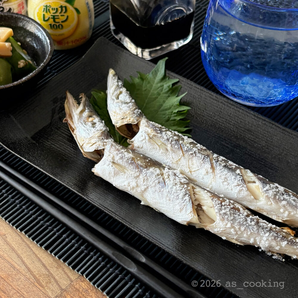 天板でふっくらと焼き上げ、お皿に盛り付けたカマスの塩焼き