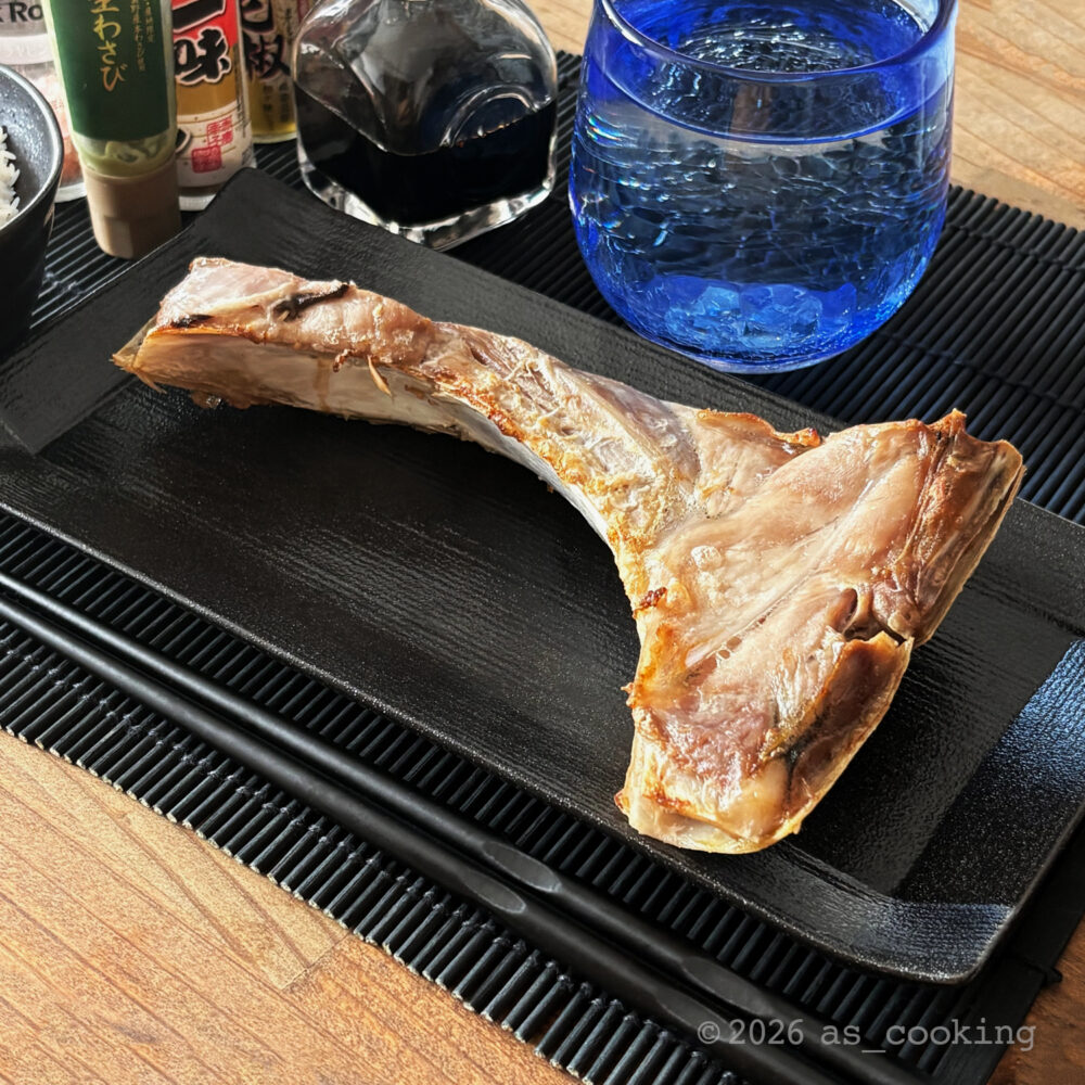 オーブンで香ばしく焼き上げ、お皿に盛り付けたキハダマグロのカマの塩焼き