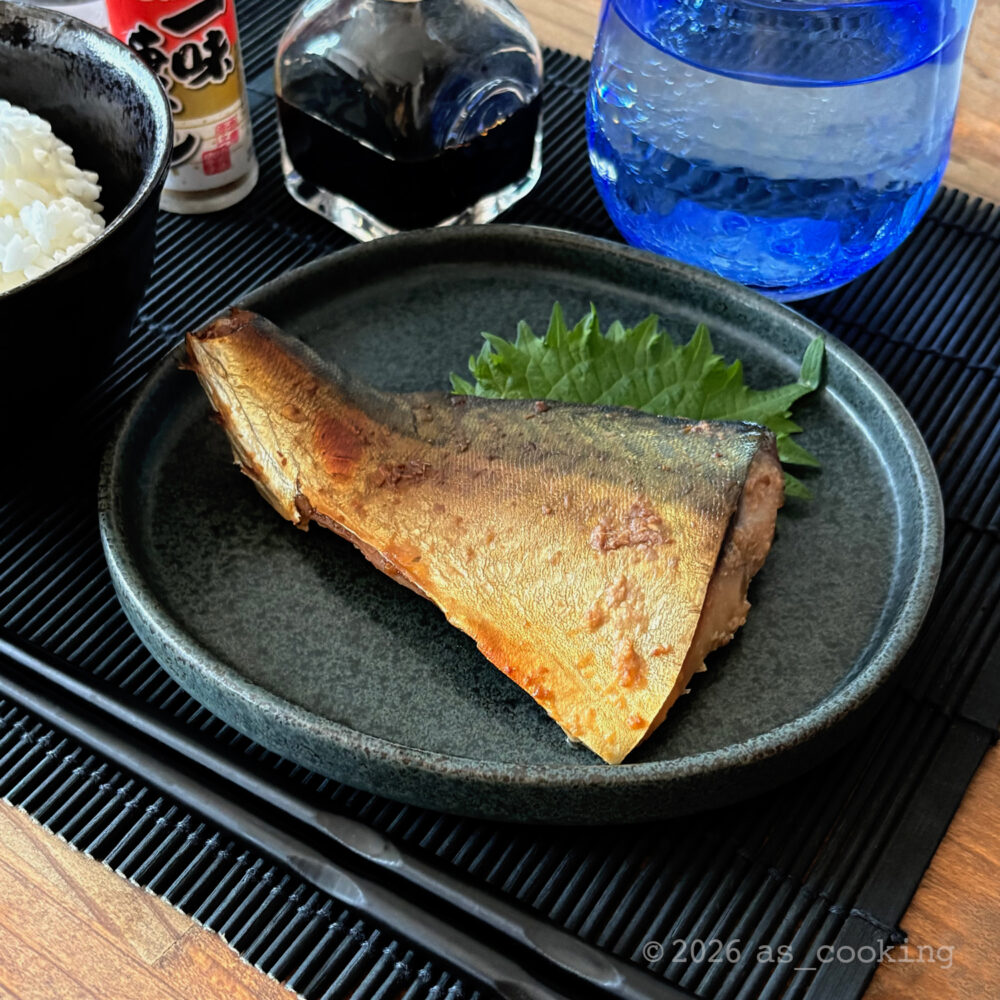 天板でこんがりと焼き上げ、お皿に盛り付けたふっくらとした「さばのみそこうじ焼き」