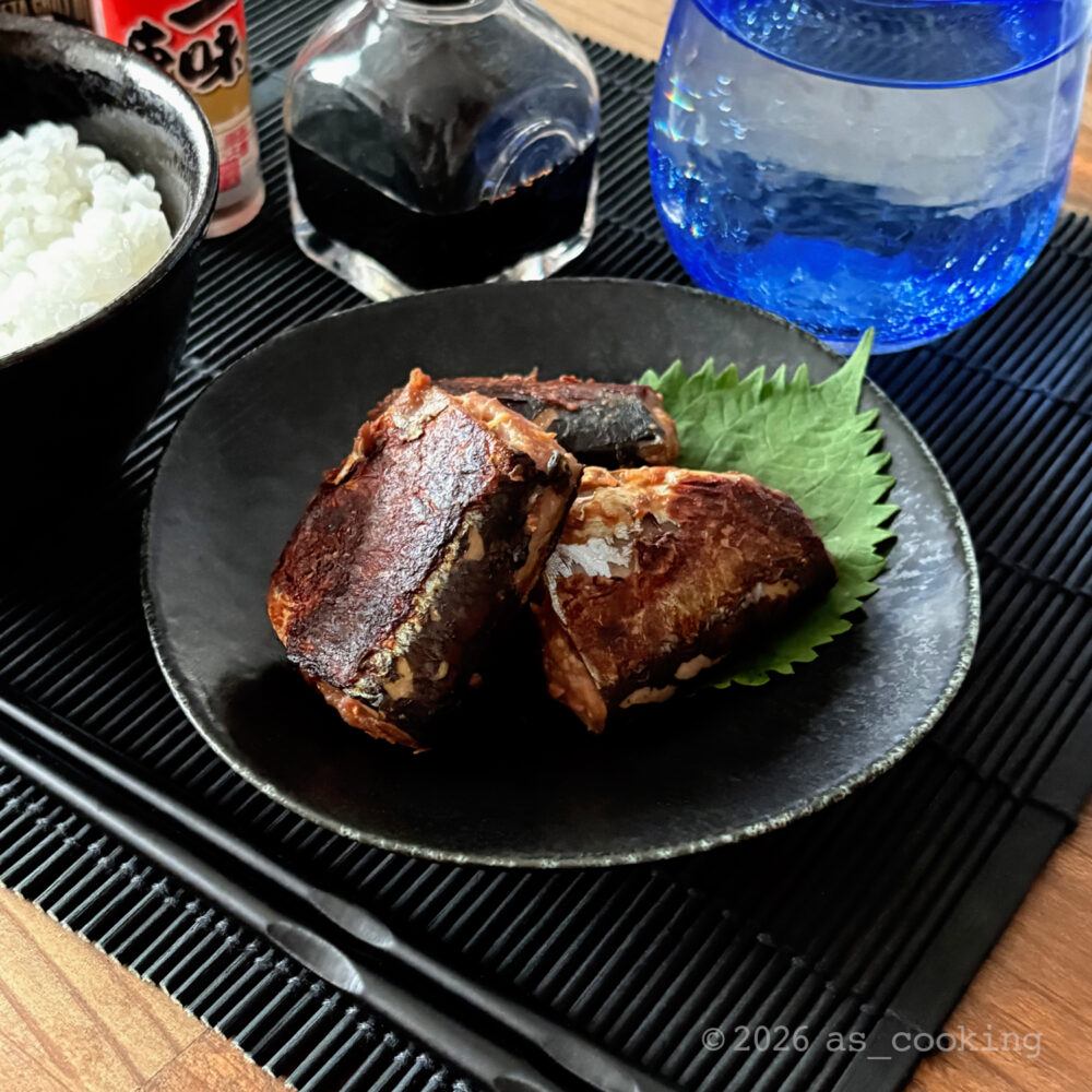 お皿に綺麗に盛り付けられた両面こんがり焼き上がったさんまの味噌漬け