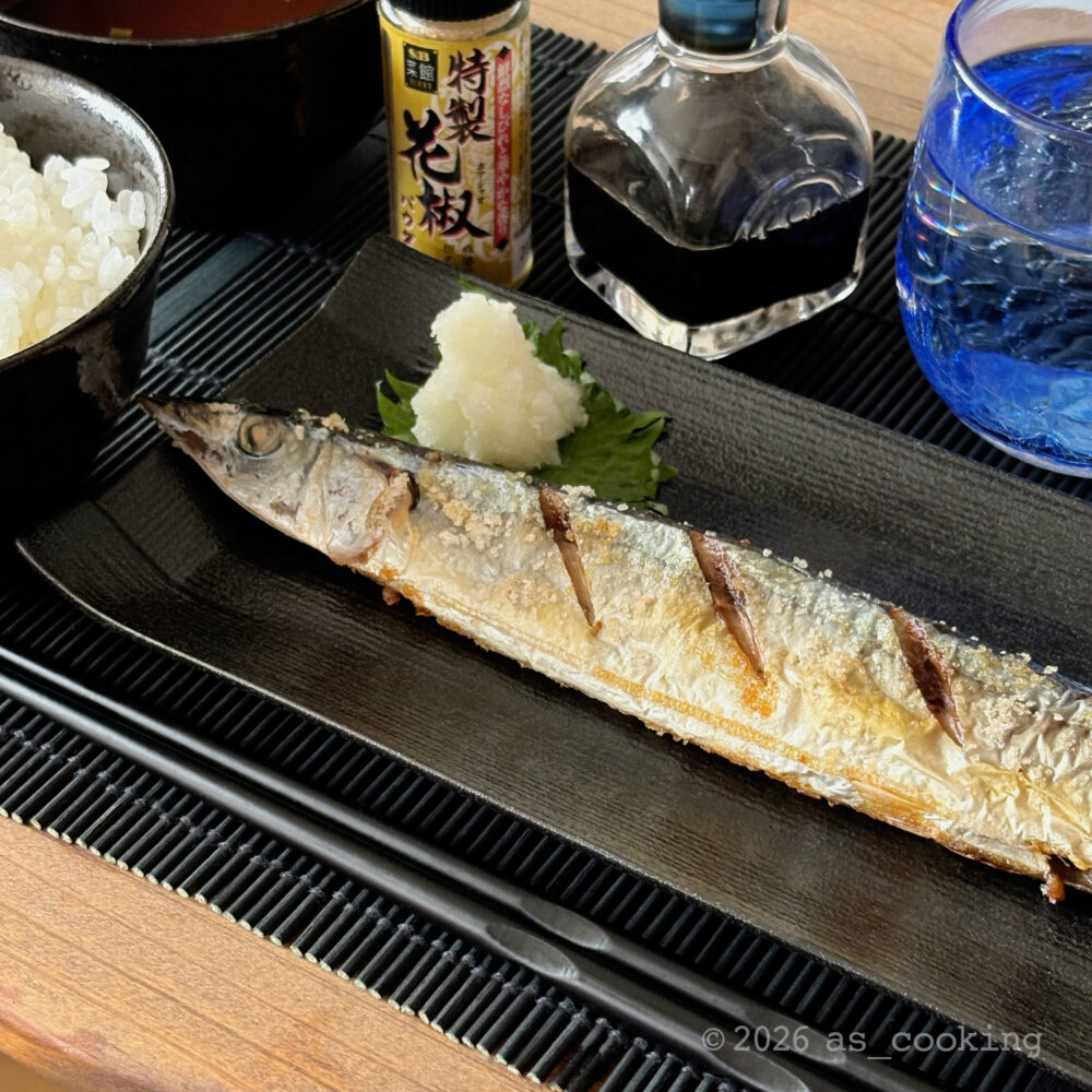 お皿にきれいに盛り付けられたこんがり焼けた秋刀魚の塩焼き