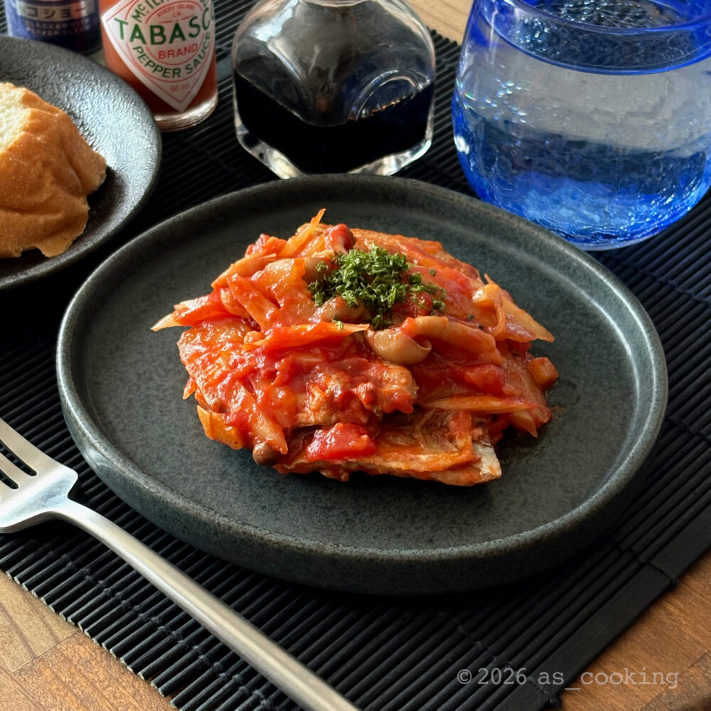 皿にきれいに盛り付けられたパセリが振られたサンマのトマト煮込み