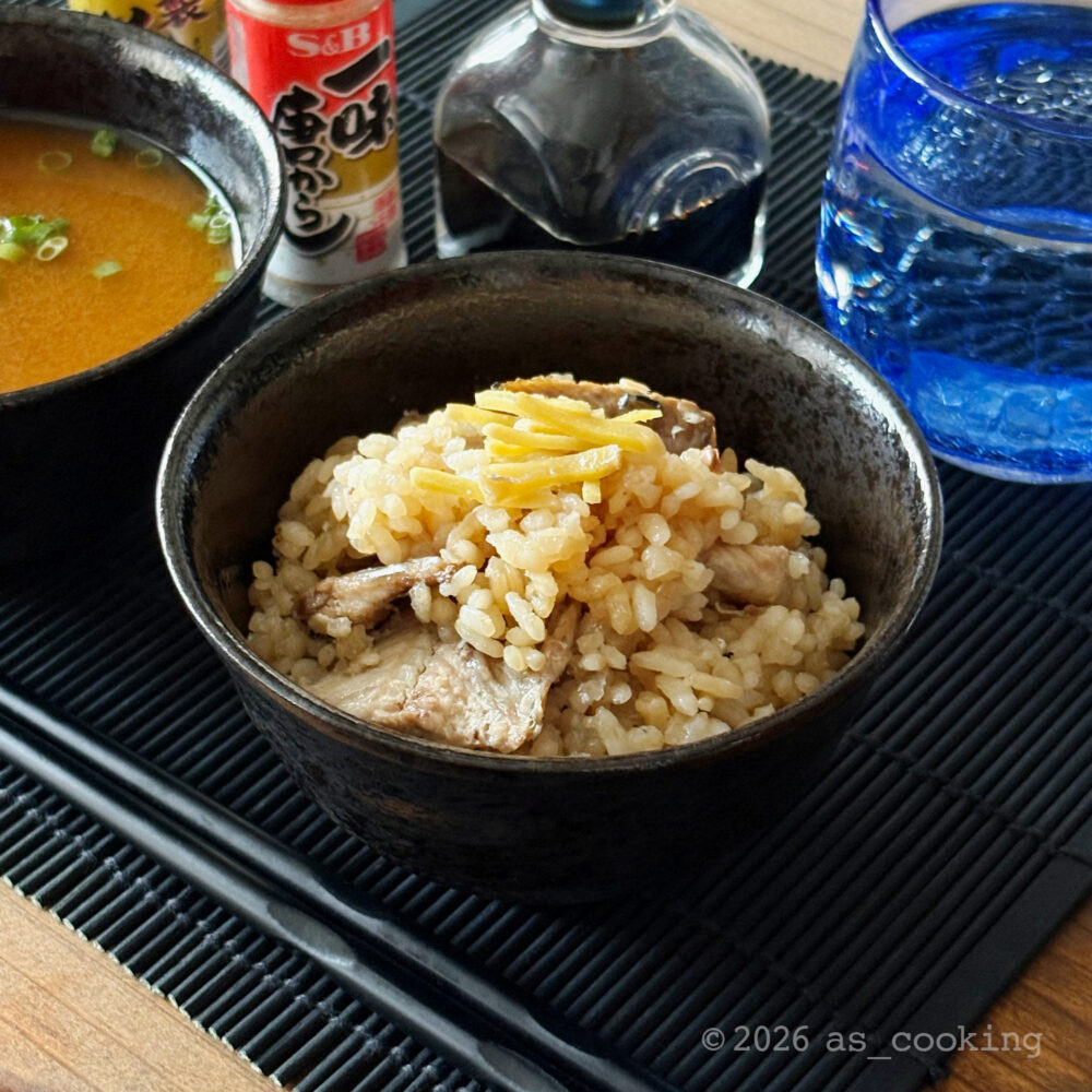 器に盛り付けられたふっくらとした秋刀魚と生姜が香るさより飯