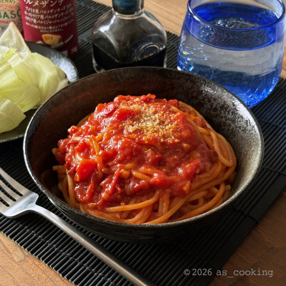 ニンニクと唐辛子の効いた濃密なトマトソースにパスタを絡めて器に盛った究極のアラビアータ