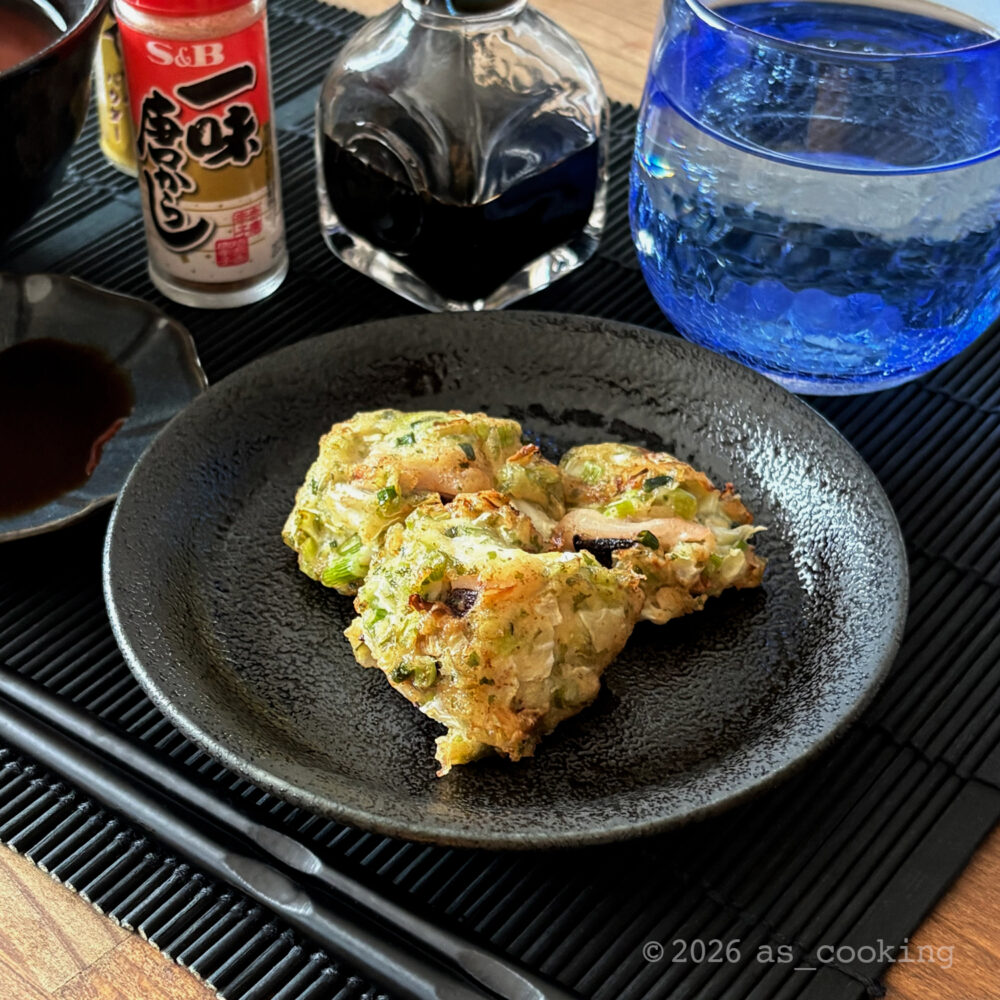 タコ、豆腐、キャベツ、青のりを混ぜて丸めて揚げた、たこボールとソース