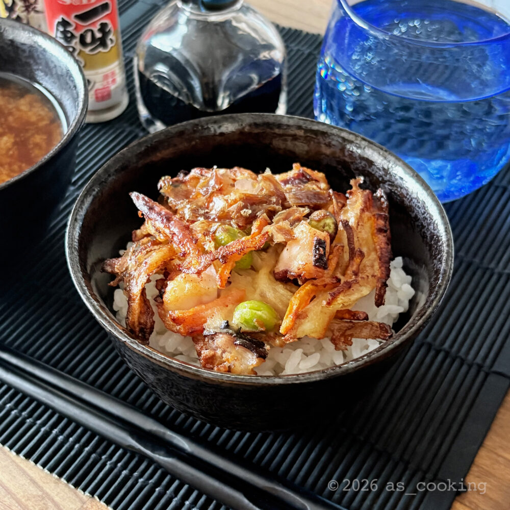 温かいご飯の上にタコや海老、枝豆のかき揚げをのせ、特製のタレをかけた、たこ天丼