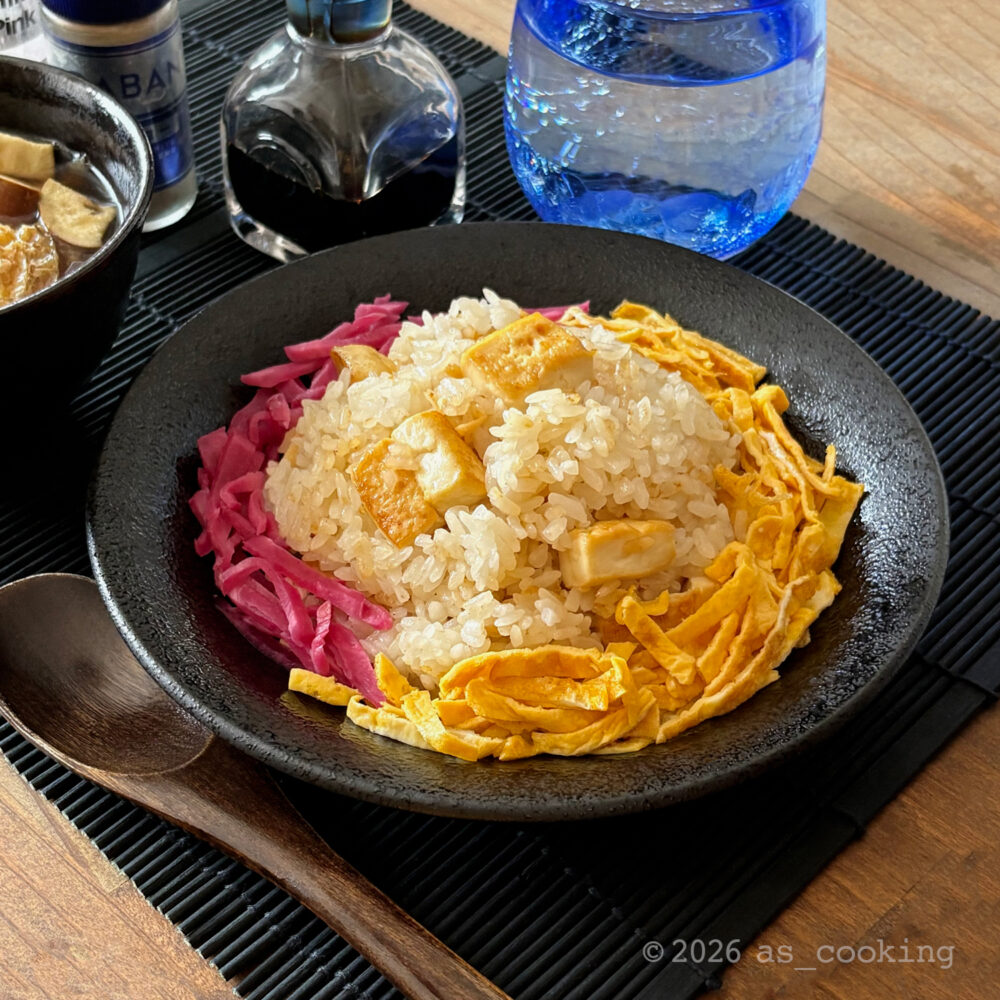 香ばしく炒めた豆腐とご飯を盛り付け、錦糸卵とたっぷりの紅生姜を添えた豆腐の炒飯