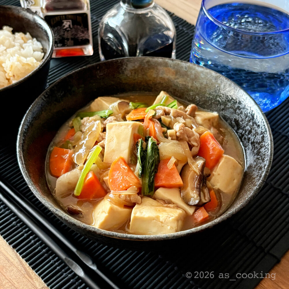 たっぷりの野菜、豚肉、豆腐をオイスターソースとコンソメで煮込み、とろみをつけた豆腐のオイスターソース煮