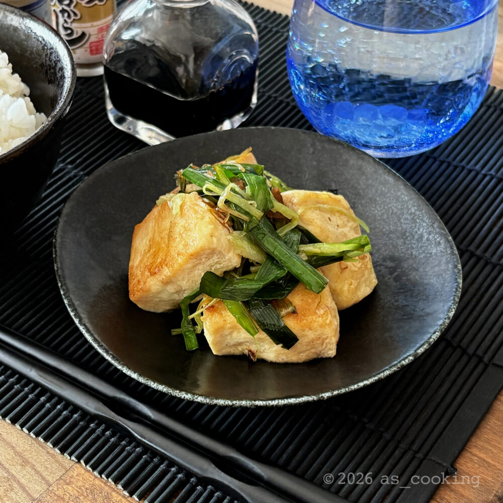 焼き目をつけた解凍豆腐とニラをニンニク、干し貝柱スープで香ばしく炒めた海鮮風炒め