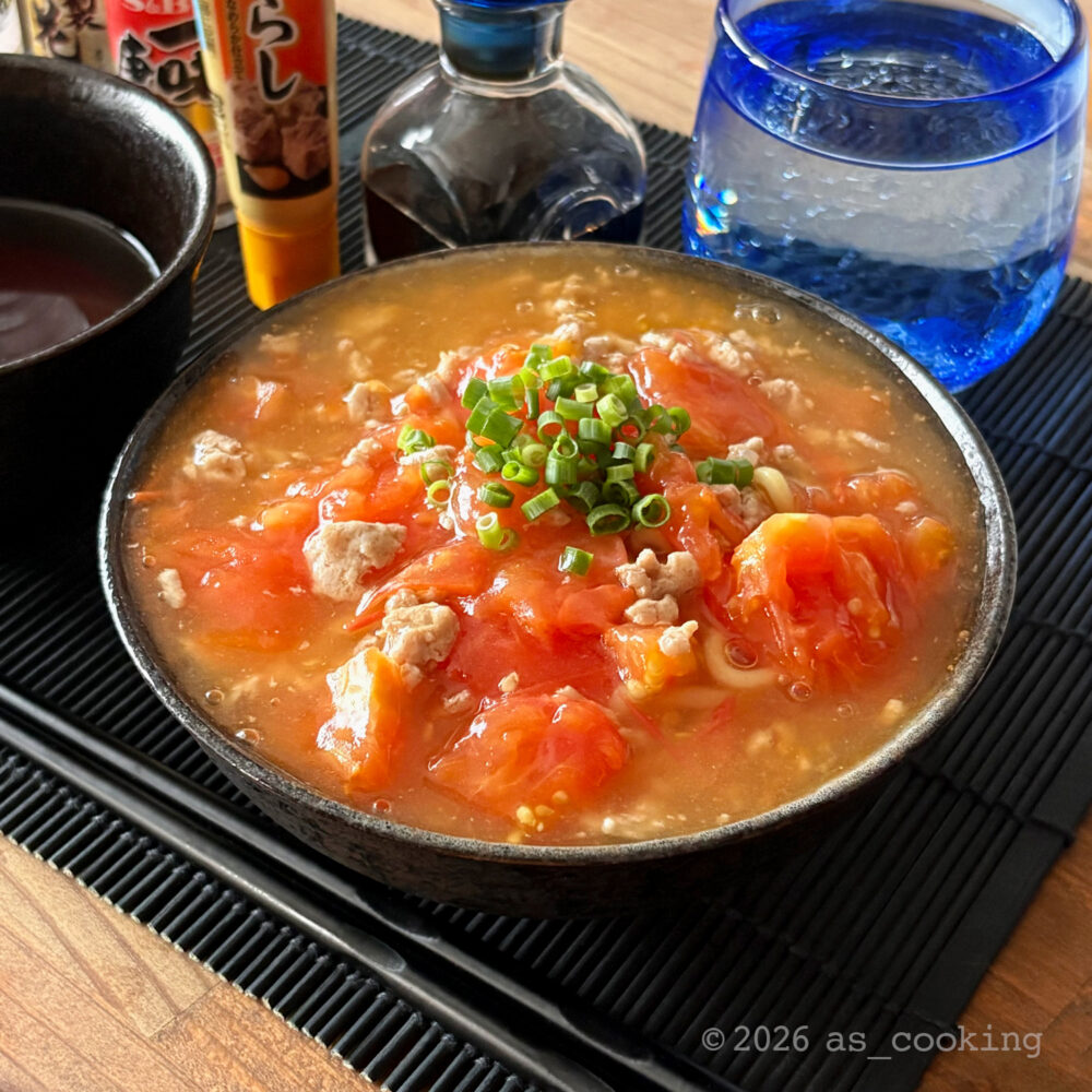辛子醤油をあえた麺の上に、豚ひき肉とトマトの温かいとろみあんをかけ、刻みネギをのせたからしそば
