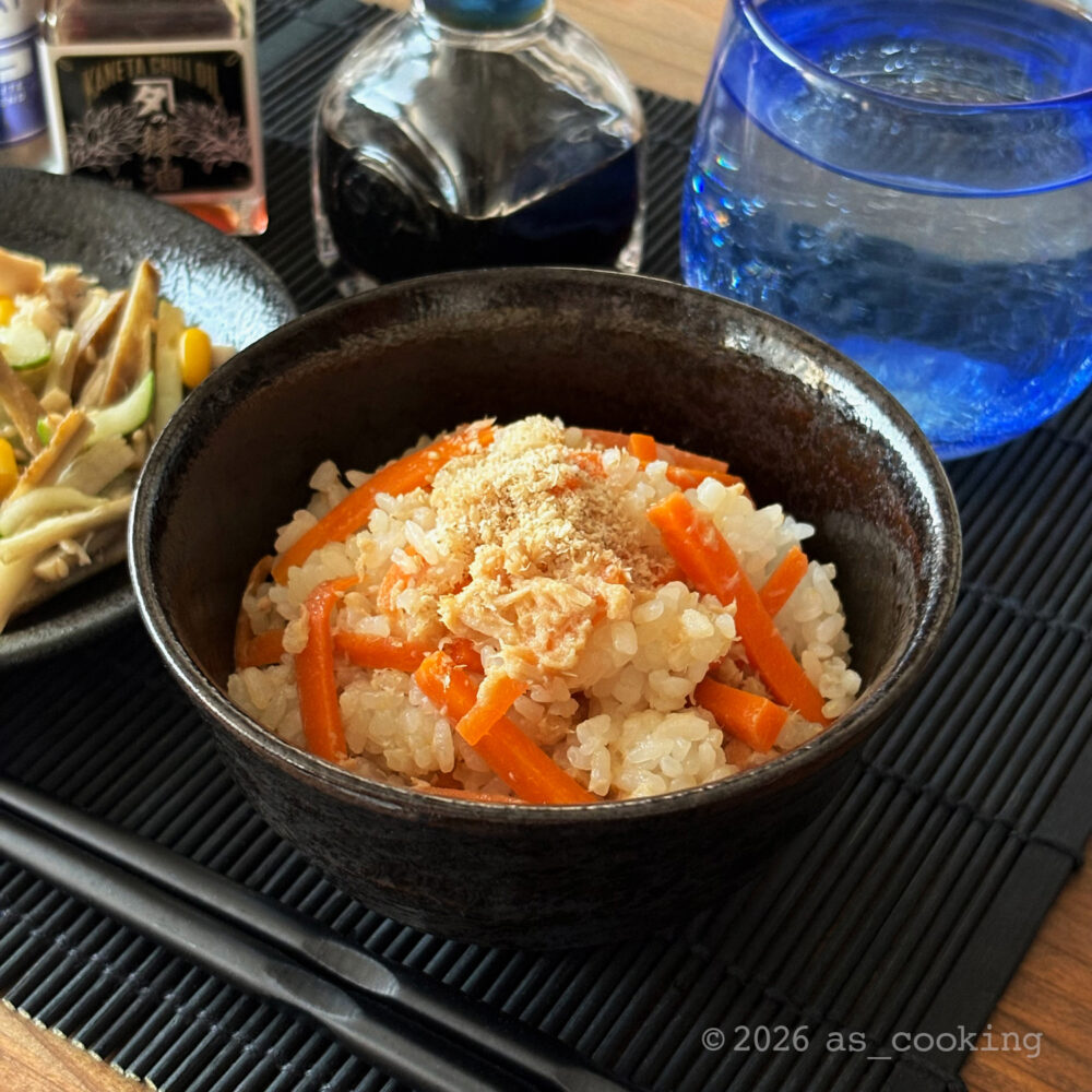 ツナとニンジンを甘辛く炒め煮にしてご飯に混ぜ合わせ、すりゴマをふりかけたツナごはん