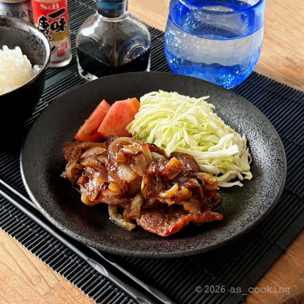 お皿に千切りキャベツと一緒にきれいに盛り付けられた照り美しい豚の生姜焼き