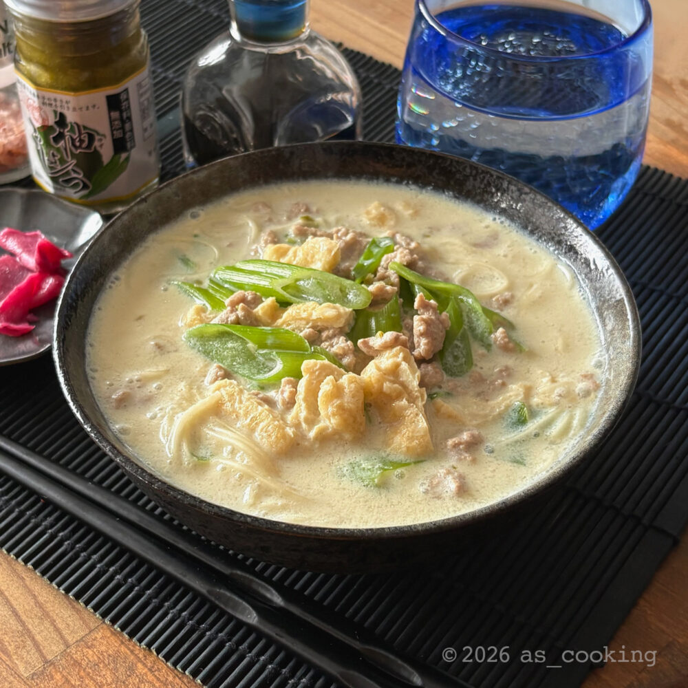 豚肉、長ネギ、油揚げが入ったまろやかな豆乳スープにそうめんを合わせ柚子胡椒を添えた豆乳にゅうめん