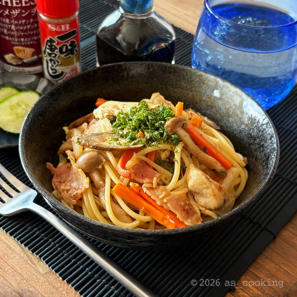 香ばしく炒めたごぼうとベーコンがたっぷりのった和風ごぼうのペペロンチーノ