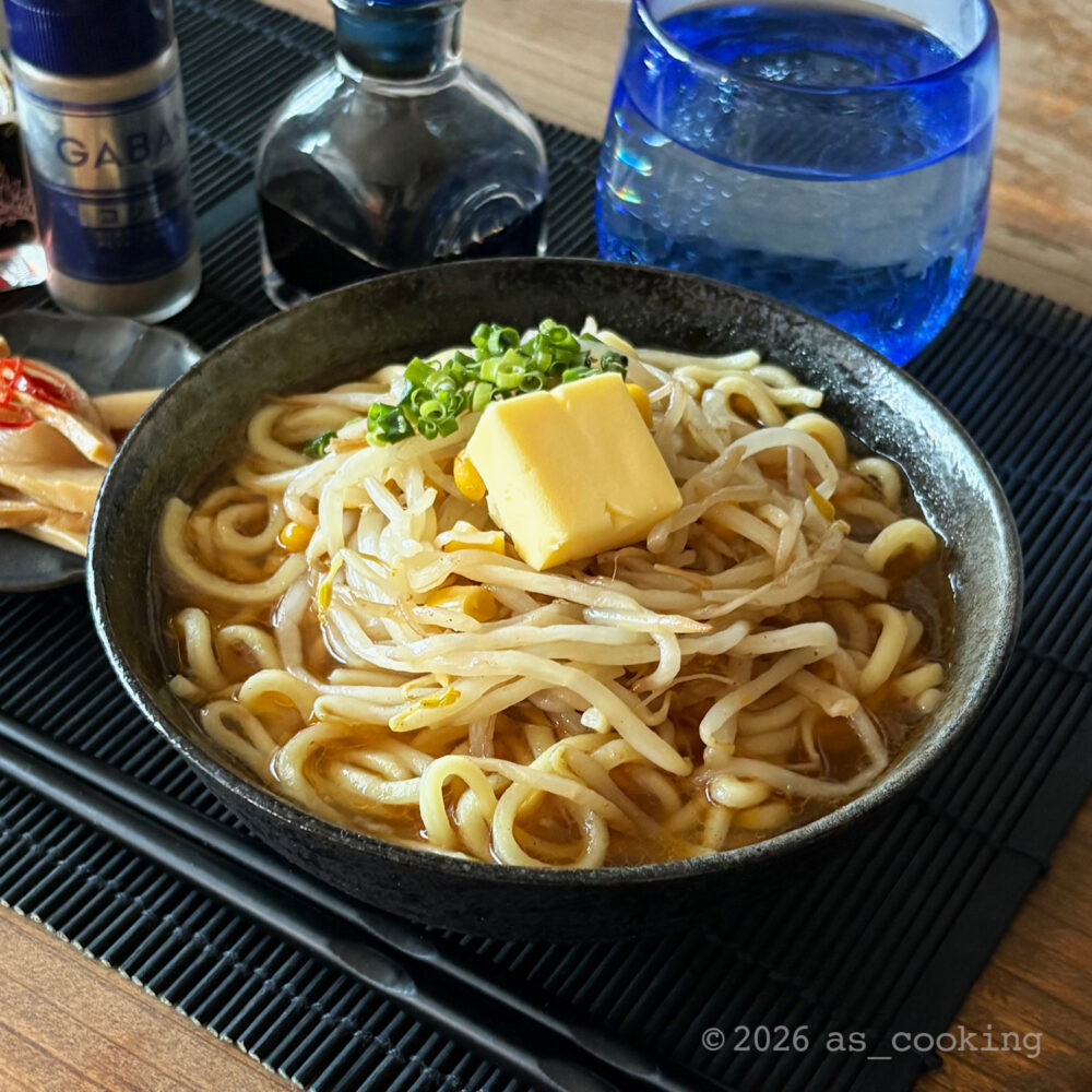 コーンもやし、ネギ、バターをトッピングした味噌ラーメンと別皿の自家製メンマ