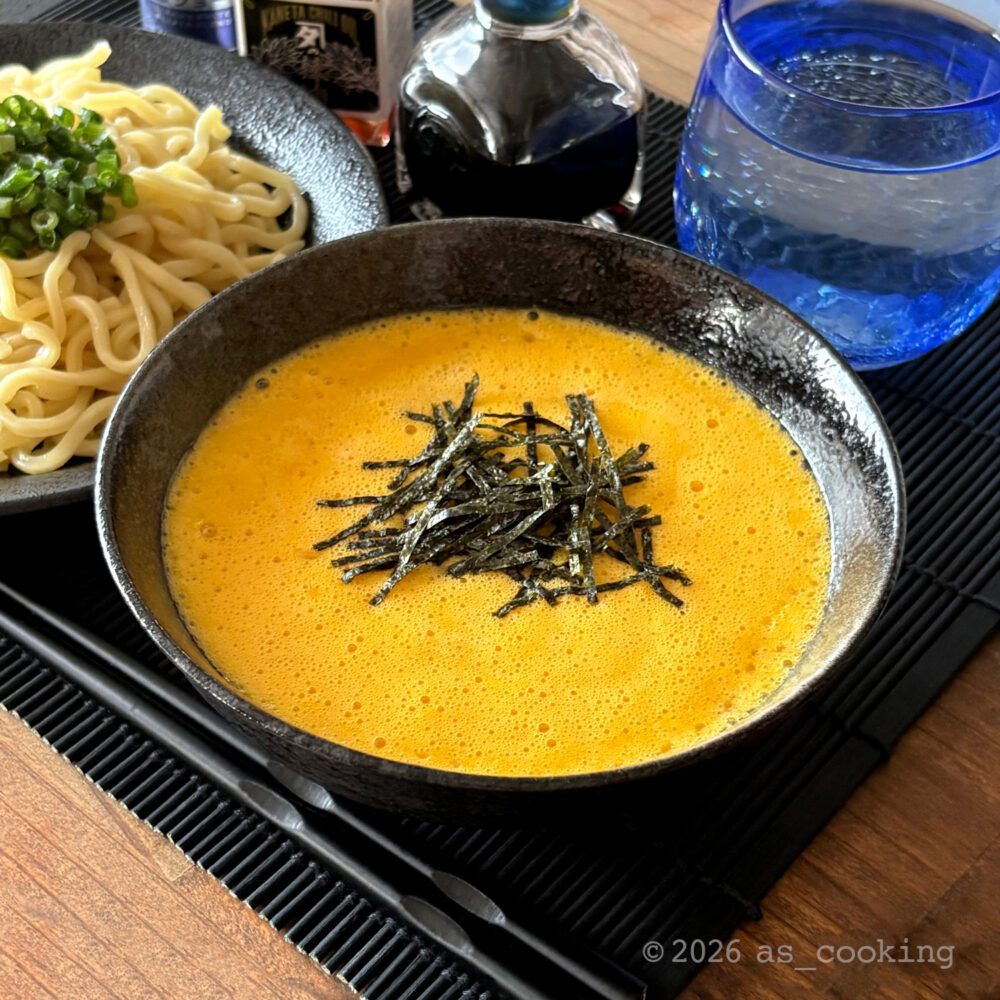 ふわふわに泡立てた卵入り納豆のスープと刻み海苔を添えた茹で上げ麺の冷やし納豆つけ麺