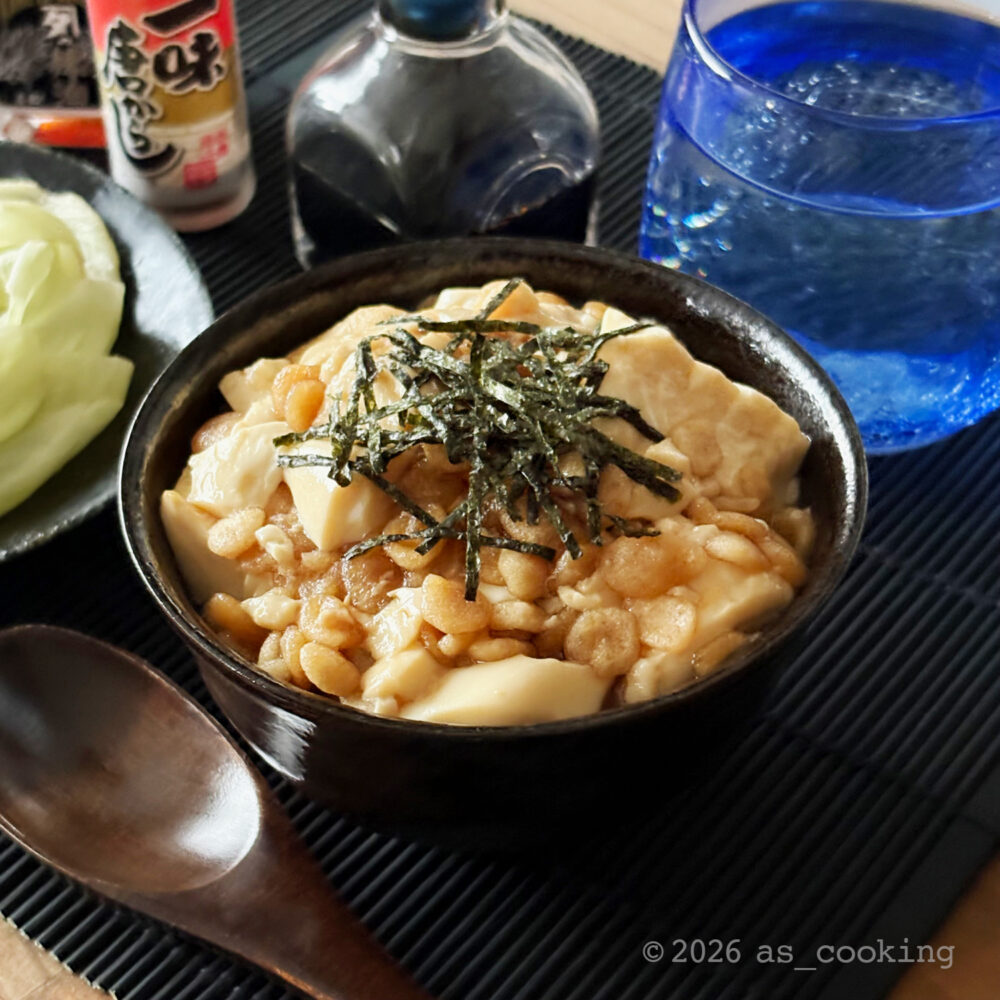 温かいご飯にめんつゆで煮た豆腐と揚げ玉をのせ刻み海苔をあしらったほろほろ豆腐丼