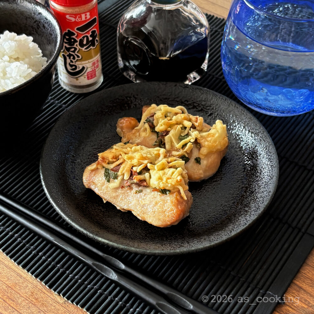 香ばしく焼けたチーズと梅・青じそ・一味唐辛子がのったしっとり柔らかい鶏の梅しそチーズ焼き
