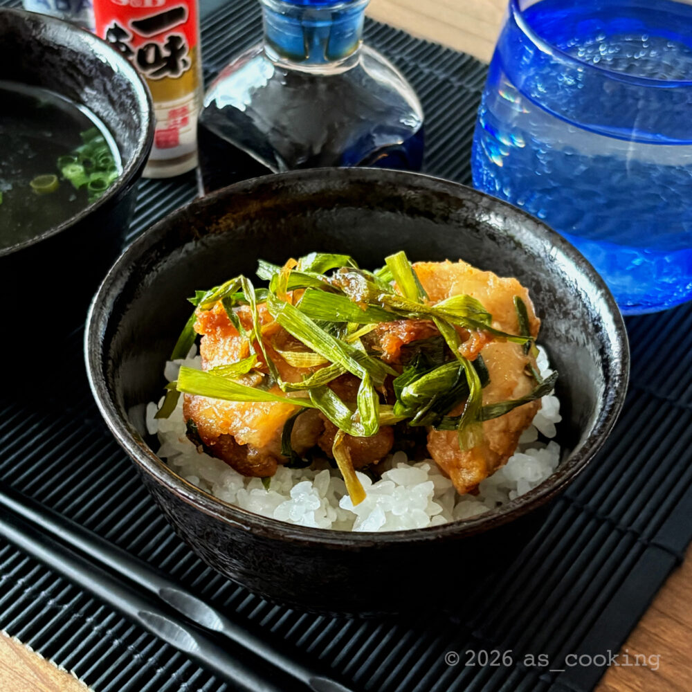 カリッと揚げた鶏胸肉の唐揚げにニラたっぷりの甘辛タレを絡めてご飯にのせたトリニータ丼