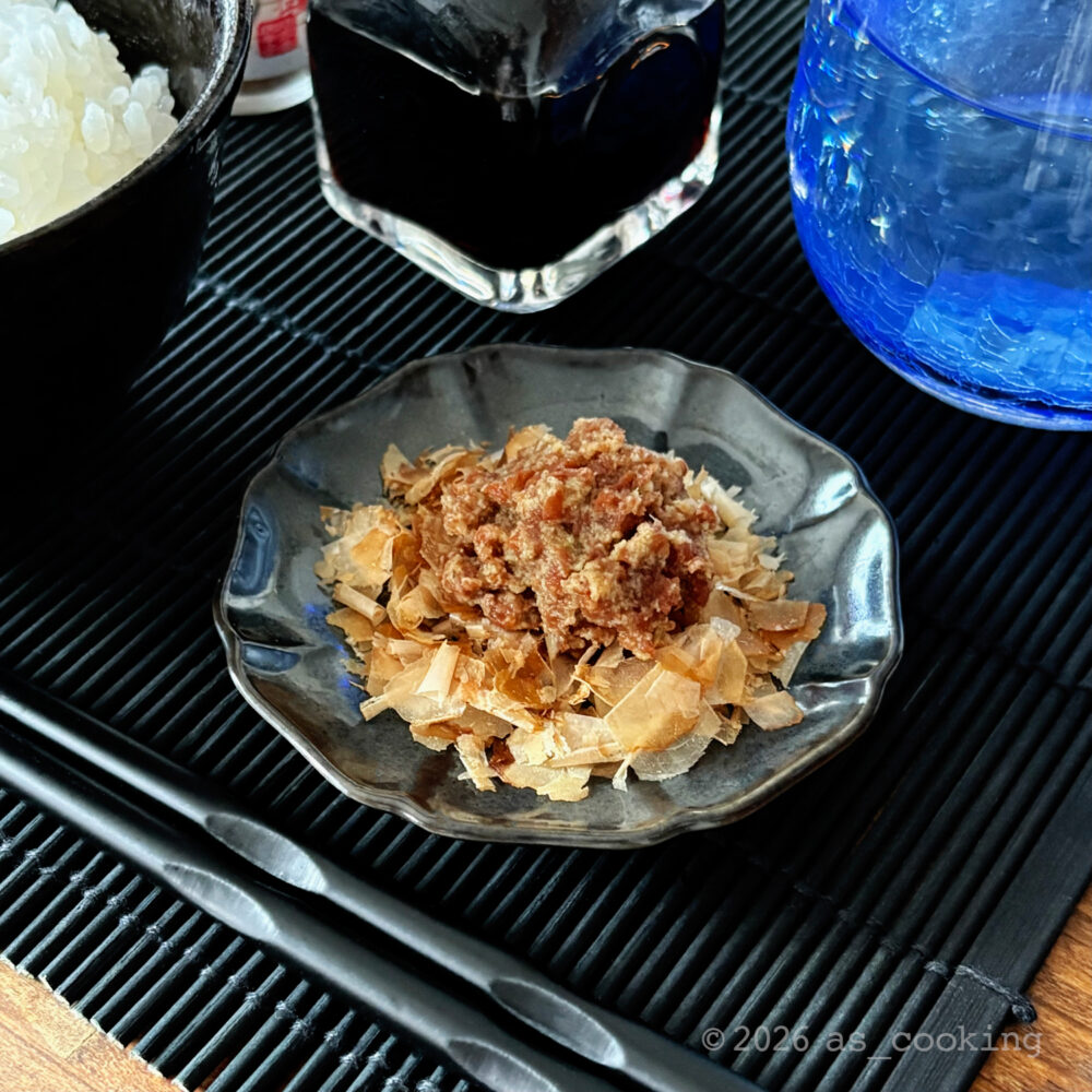 叩いた梅干しとすりおろした生わさびを和えて鰹節を添えた梅ワサビ