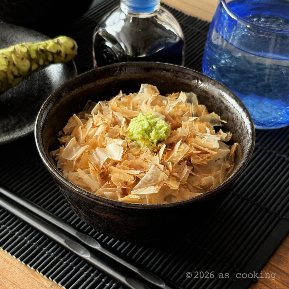 ホカホカのご飯にたっぷりの鰹節とすりおろしたての生わさびをのせたわさび飯