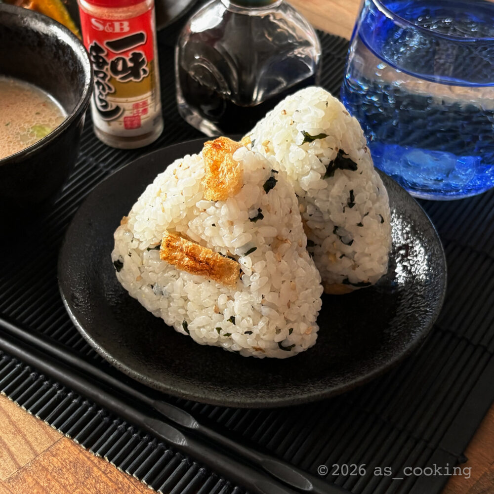 乾煎りした油揚げと白ゴマ、わかめを混ぜ込んで握り皿にのせた焼き薄揚げのおにぎり